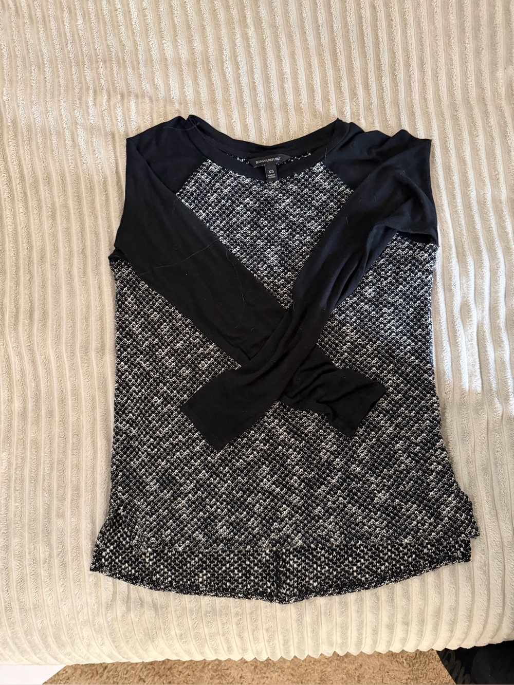 Women's Black & White Patterned Long-Sleeve Top